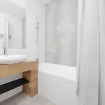 Modern In With Parking And Balcony By Renters Apartmán