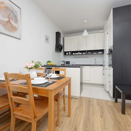 Modern In With Parking And Balcony By Renters Apartment