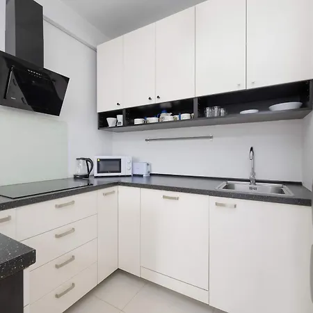 Modern In With Parking And Balcony By Renters