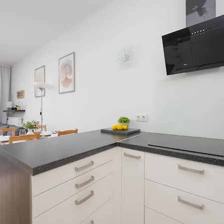 Modern In With Parking And Balcony By Renters