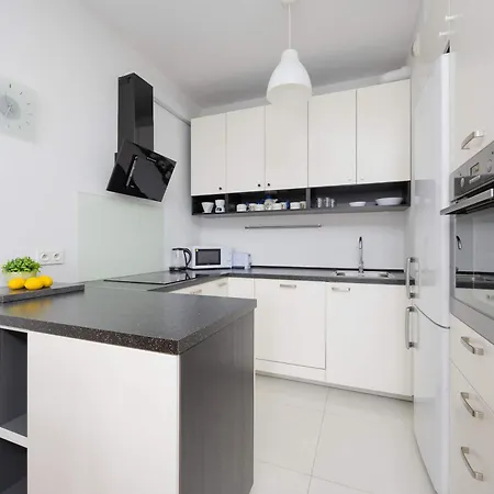 Modern In With Parking And Balcony By Renters Apartmán