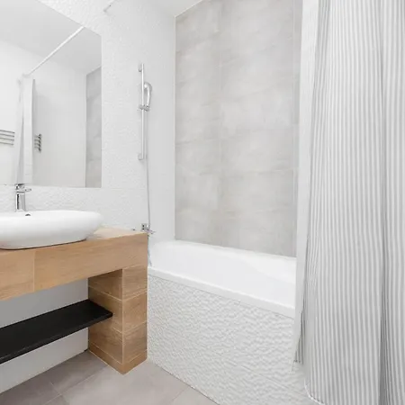 Modern In With Parking And Balcony By Renters Apartmán